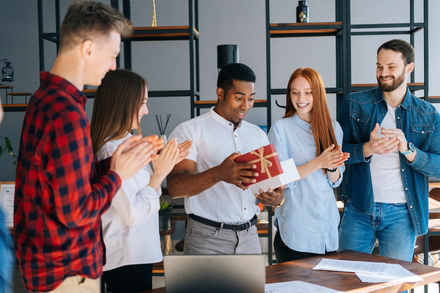 Top 5 des cadeaux utiles et originaux à offrir à ses collègues de bureau