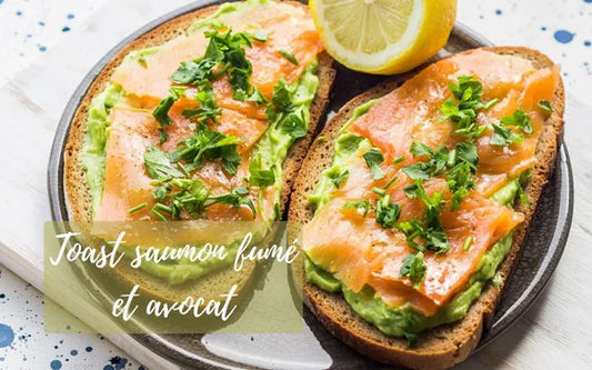 Pain de seigle, toasts à l’avocat et au saumon fumé