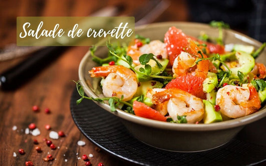 Salade fraîche avec crevettes, pamplemousse, avocat, concombre